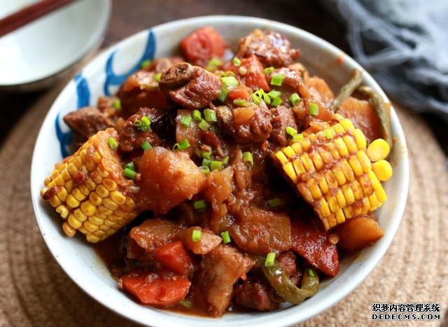 有葷有素，營(yíng)養(yǎng)豐富的大亂燉，制作簡(jiǎn)單鮮香可口的地三鮮
