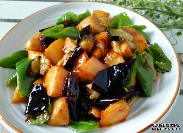 有葷有素，營(yíng)養(yǎng)豐富的大亂燉，制作簡(jiǎn)單鮮香可口的地三鮮