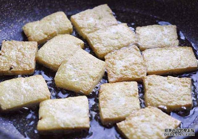 西蘭花和豆腐的口感都特鮮嫩，做上一鍋，一家人吃著美滋滋
