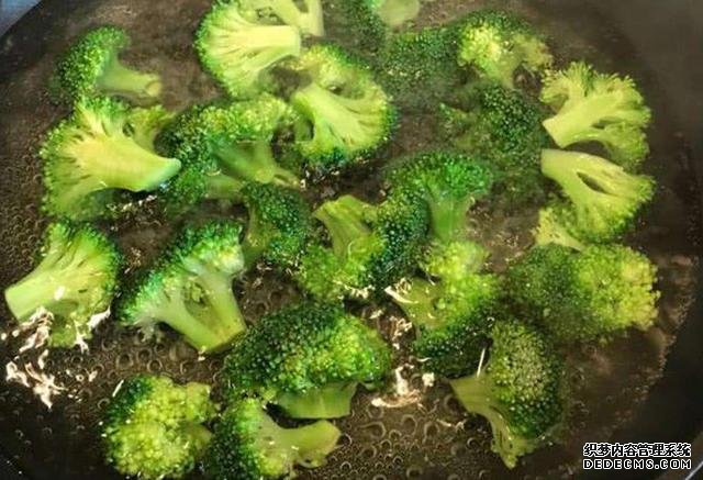 西蘭花和豆腐的口感都特鮮嫩，做上一鍋，一家人吃著美滋滋