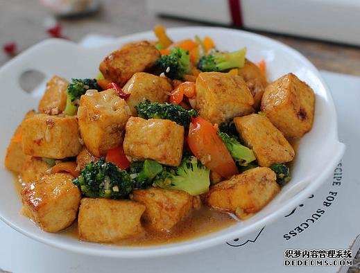 西蘭花和豆腐的口感都特鮮嫩，做上一鍋，一家人吃著美滋滋