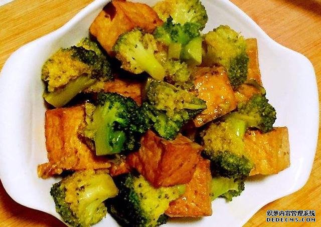 西蘭花和豆腐的口感都特鮮嫩，做上一鍋，一家人吃著美滋滋