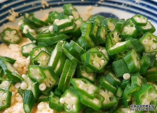 1塊豆腐加1把秋葵，不蒸不炒不涼拌，出鍋比吃肉還香，超過癮
