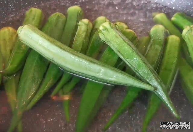 1塊豆腐加1把秋葵，不蒸不炒不涼拌，出鍋比吃肉還香，超過癮
