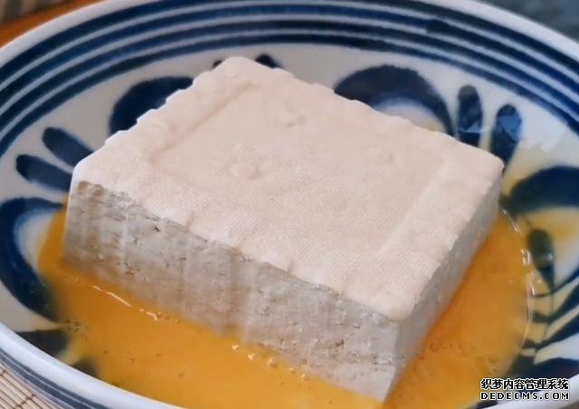 1塊豆腐加1把秋葵，不蒸不炒不涼拌，出鍋比吃肉還香，超過癮