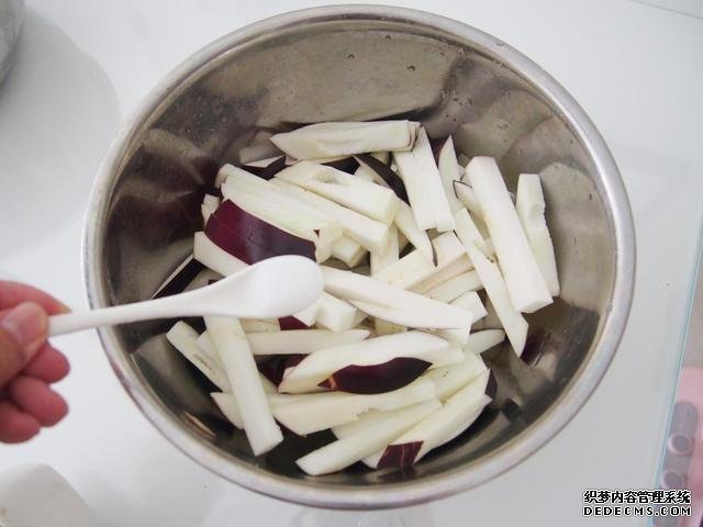 茄子換種做法，搭配牛肉做“披薩”，味道特別值得嘗試