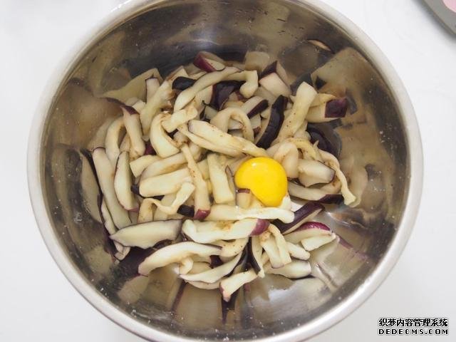 茄子換種做法，搭配牛肉做“披薩”，味道特別值得嘗試
