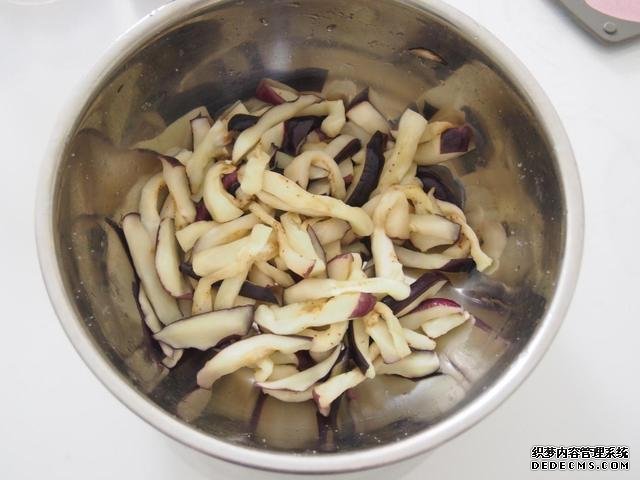 茄子換種做法，搭配牛肉做“披薩”，味道特別值得嘗試