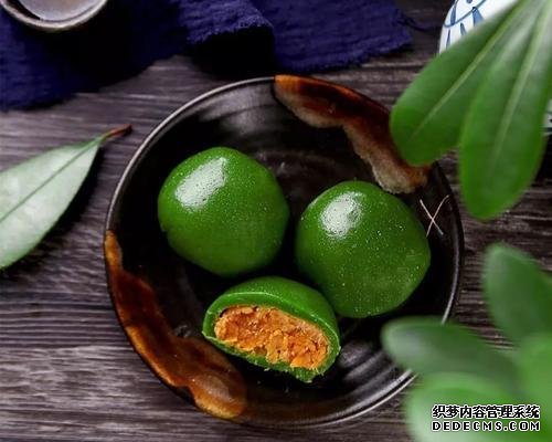 時近清明，“青團”可不能少，油綠如玉，香糯可口，天然綠色小吃