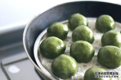 時近清明，“青團”可不能少，油綠如玉，香糯可口，天然綠色小吃
