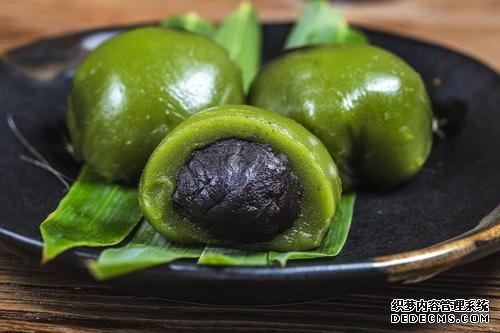時近清明，“青團”可不能少，油綠如玉，香糯可口，天然綠色小吃