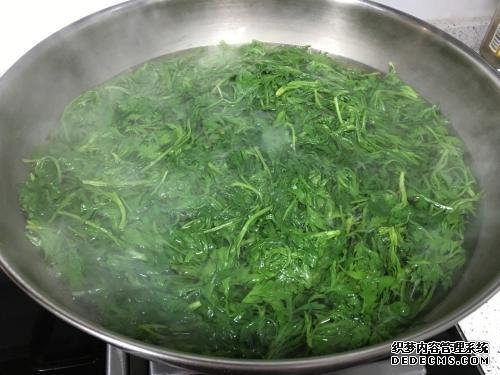 時近清明，“青團”可不能少，油綠如玉，香糯可口，天然綠色小吃