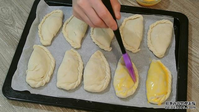 老婆做了20個(gè)“烤餃子”，掰開樂壞了：這種餃子皮頭一次見
