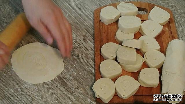 老婆做了20個(gè)“烤餃子”，掰開樂壞了：這種餃子皮頭一次見