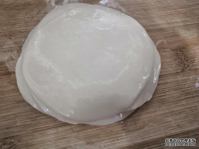 包餃子剩點(diǎn)餃子皮不要浪費(fèi)，教你一個(gè)新鮮吃法，搭配土豆絲很美味