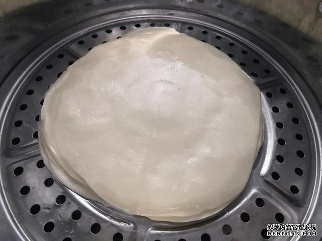包餃子剩點(diǎn)餃子皮不要浪費(fèi)，教你一個(gè)新鮮吃法，搭配土豆絲很美味