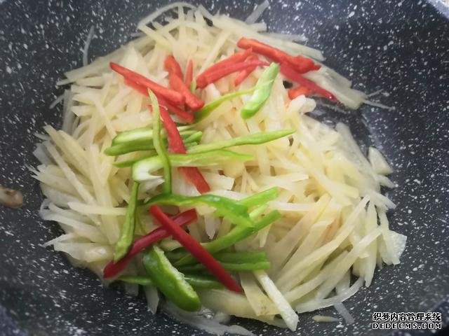 包餃子剩點(diǎn)餃子皮不要浪費(fèi)，教你一個(gè)新鮮吃法，搭配土豆絲很美味