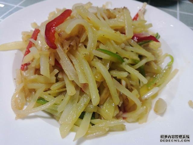 包餃子剩點(diǎn)餃子皮不要浪費(fèi)，教你一個(gè)新鮮吃法，搭配土豆絲很美味