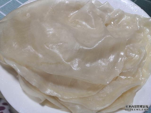 包餃子剩點(diǎn)餃子皮不要浪費(fèi)，教你一個(gè)新鮮吃法，搭配土豆絲很美味