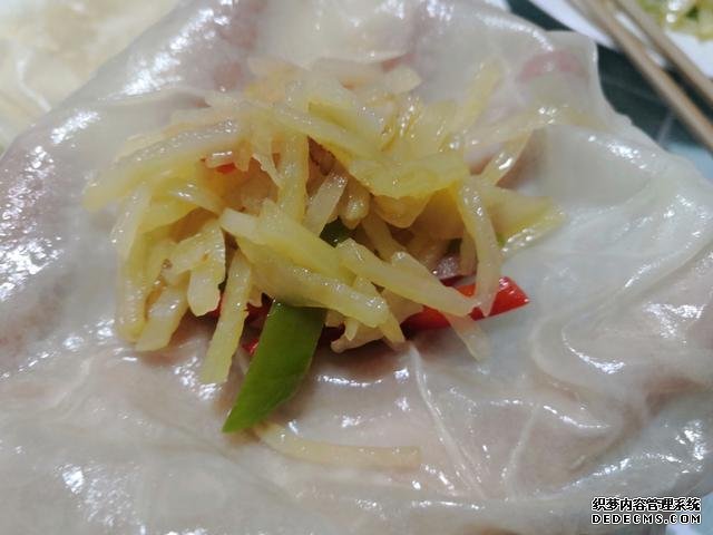 包餃子剩點(diǎn)餃子皮不要浪費(fèi)，教你一個(gè)新鮮吃法，搭配土豆絲很美味