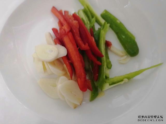 包餃子剩點(diǎn)餃子皮不要浪費(fèi)，教你一個(gè)新鮮吃法，搭配土豆絲很美味