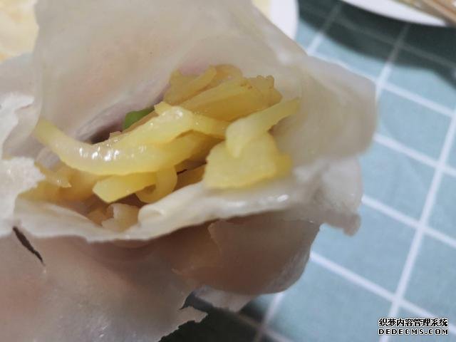 包餃子剩點(diǎn)餃子皮不要浪費(fèi)，教你一個(gè)新鮮吃法，搭配土豆絲很美味