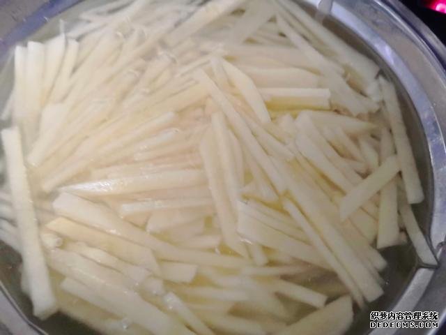 包餃子剩點(diǎn)餃子皮不要浪費(fèi)，教你一個(gè)新鮮吃法，搭配土豆絲很美味