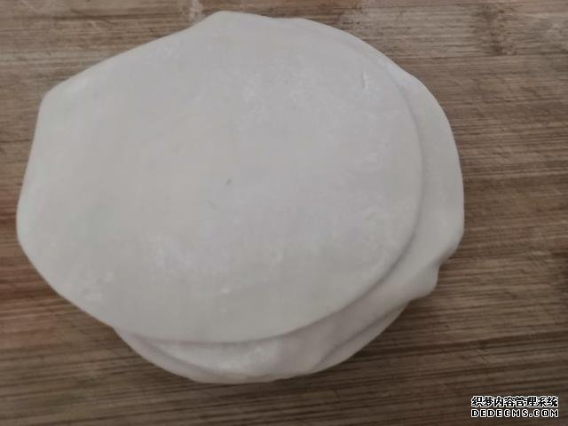 包餃子剩點(diǎn)餃子皮不要浪費(fèi)，教你一個(gè)新鮮吃法，搭配土豆絲很美味
