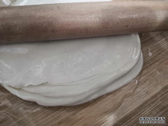 包餃子剩點(diǎn)餃子皮不要浪費(fèi)，教你一個(gè)新鮮吃法，搭配土豆絲很美味