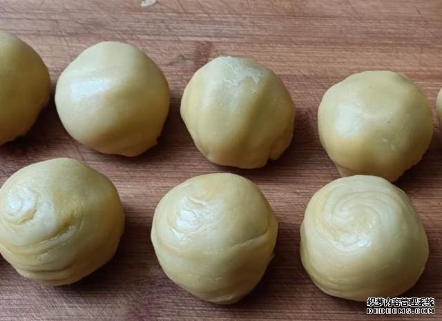綠豆別熬粥啦，試試這樣做，5元食材做一大盤(pán)，孩子吃了還想吃