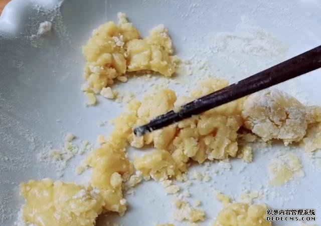 綠豆別熬粥啦，試試這樣做，5元食材做一大盤(pán)，孩子吃了還想吃