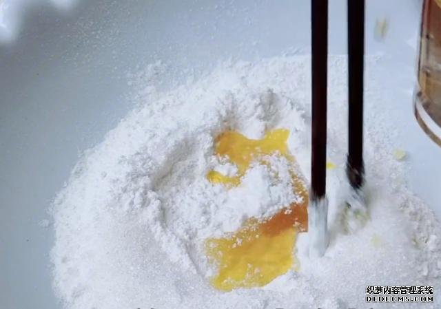 綠豆別熬粥啦，試試這樣做，5元食材做一大盤(pán)，孩子吃了還想吃