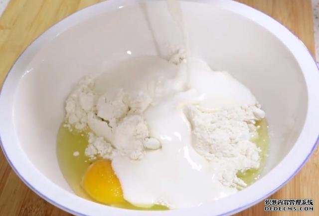 用雞蛋做一道小糕點(diǎn)，不用烤箱，口感綿軟不上火，老人小孩都喜歡