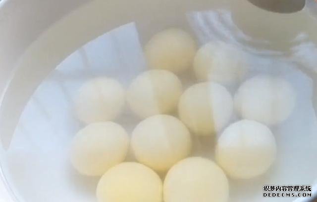 我家吃湯圓從不水煮，淋1個雞蛋，簡單一做，上桌3斤不夠吃，解饞