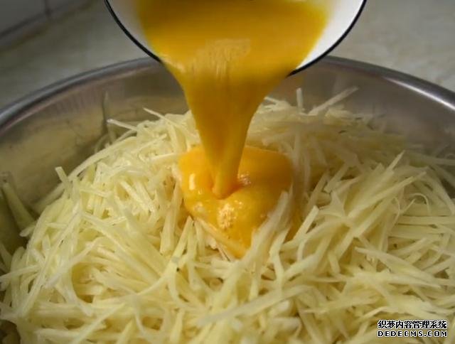土豆里加2個(gè)雞蛋，不炒不燉不涼拌，不放一滴水，我家早餐經(jīng)常做