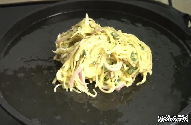 土豆里加2個(gè)雞蛋，不炒不燉不涼拌，不放一滴水，我家早餐經(jīng)常做