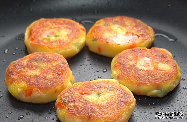 土豆餅最簡單好吃的做法，外酥里嫩，鮮香又營養(yǎng)，全家人都喜歡