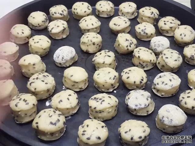 第一用芝麻做小饅頭，不蒸不煮不油炸，簡單又營養(yǎng)，真的太好吃了