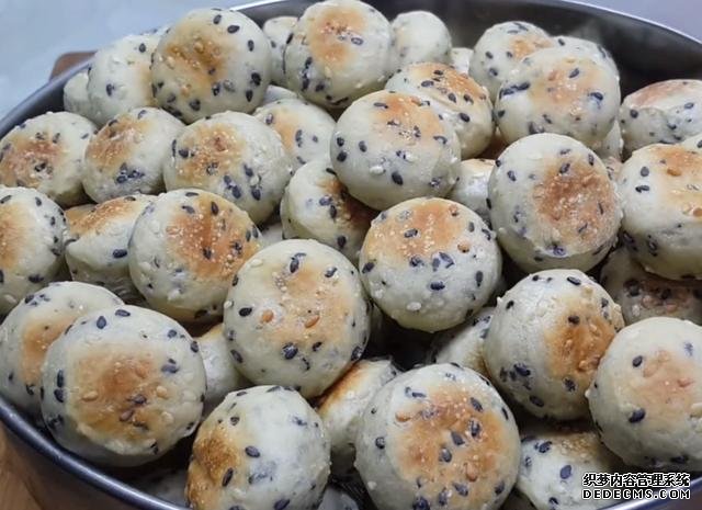 第一用芝麻做小饅頭，不蒸不煮不油炸，簡單又營養(yǎng)，真的太好吃了