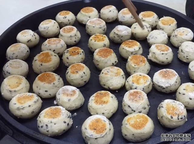 第一用芝麻做小饅頭，不蒸不煮不油炸，簡單又營養(yǎng)，真的太好吃了