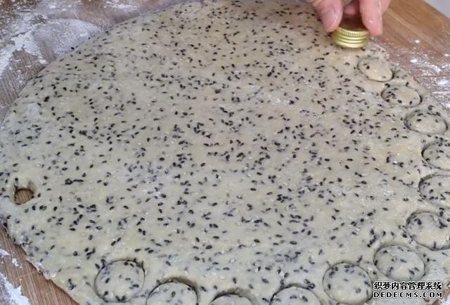 第一用芝麻做小饅頭，不蒸不煮不油炸，簡單又營養(yǎng)，真的太好吃了