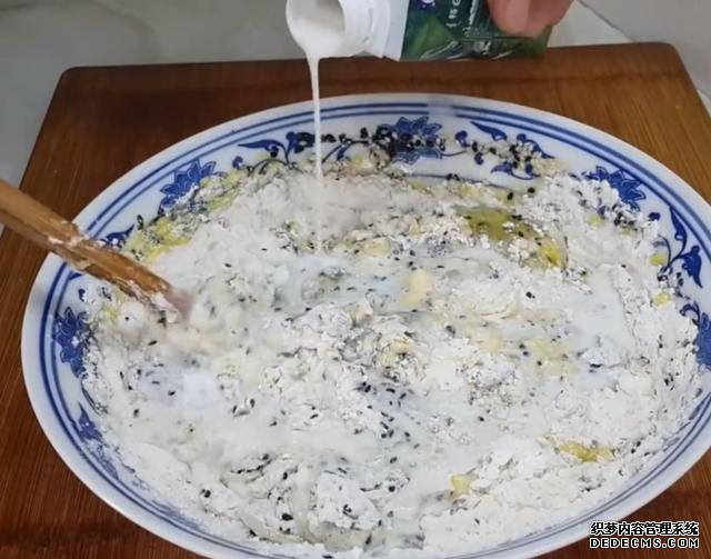 第一用芝麻做小饅頭，不蒸不煮不油炸，簡單又營養(yǎng)，真的太好吃了