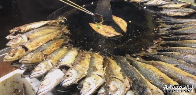 大叔街邊賣“開掛烤魚”，8元一條從不漲價，顧客：吃到就是賺到