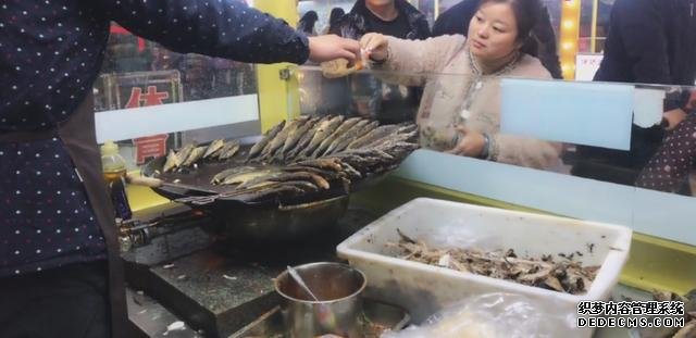 大叔街邊賣“開掛烤魚”，8元一條從不漲價，顧客：吃到就是賺到