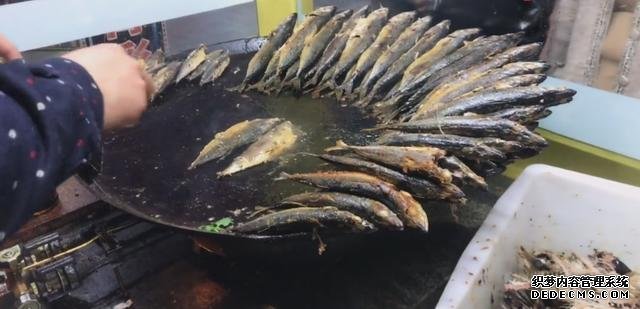 大叔街邊賣“開掛烤魚”，8元一條從不漲價，顧客：吃到就是賺到