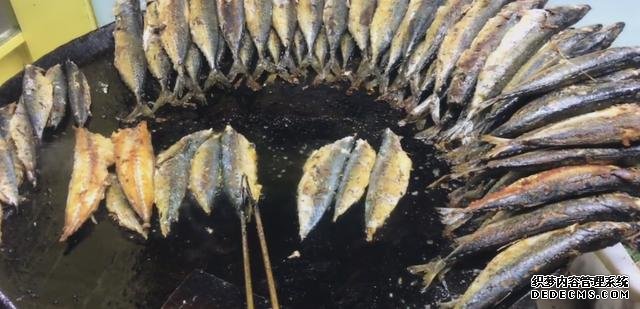 大叔街邊賣“開掛烤魚”，8元一條從不漲價，顧客：吃到就是賺到