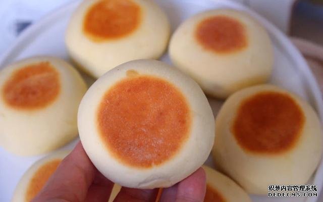 平底鍋?zhàn)龅哪滔惆?，比烤箱烤的還要軟，口感松軟，奶香濃郁