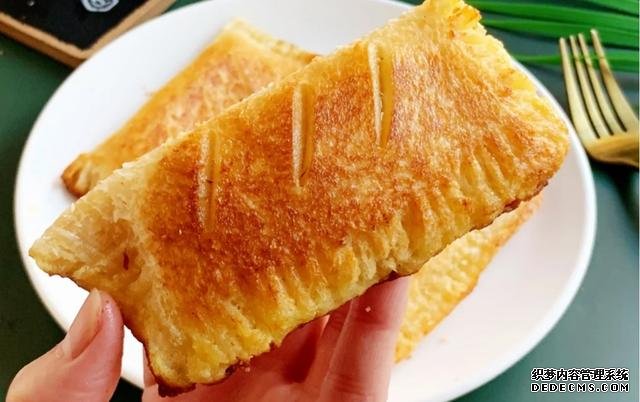 這才是蘋果派最簡(jiǎn)單的做法，不用烤箱不和面，外焦里內(nèi)，香甜可口