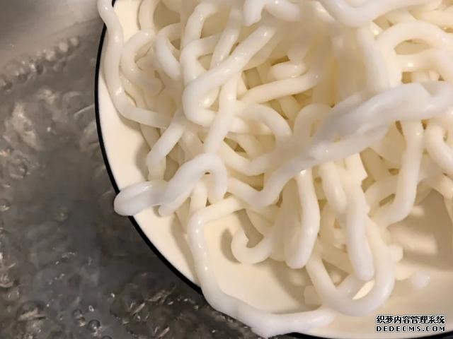 一吃就上癮的酸辣土豆粉，在家3塊錢做一大碗，酸辣爽口又開胃