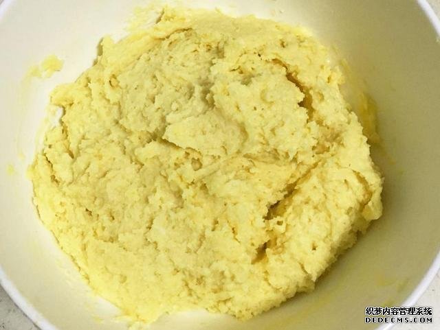 做曲奇餅干時，不要直接放進烤箱烤，多加一步，更好看更好吃